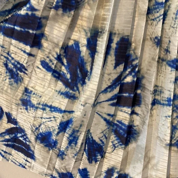 H&M, Beautiful Pleated Sleeveless Cropped Blue Sunburst Blouse, Size S - Picture 6 of 7